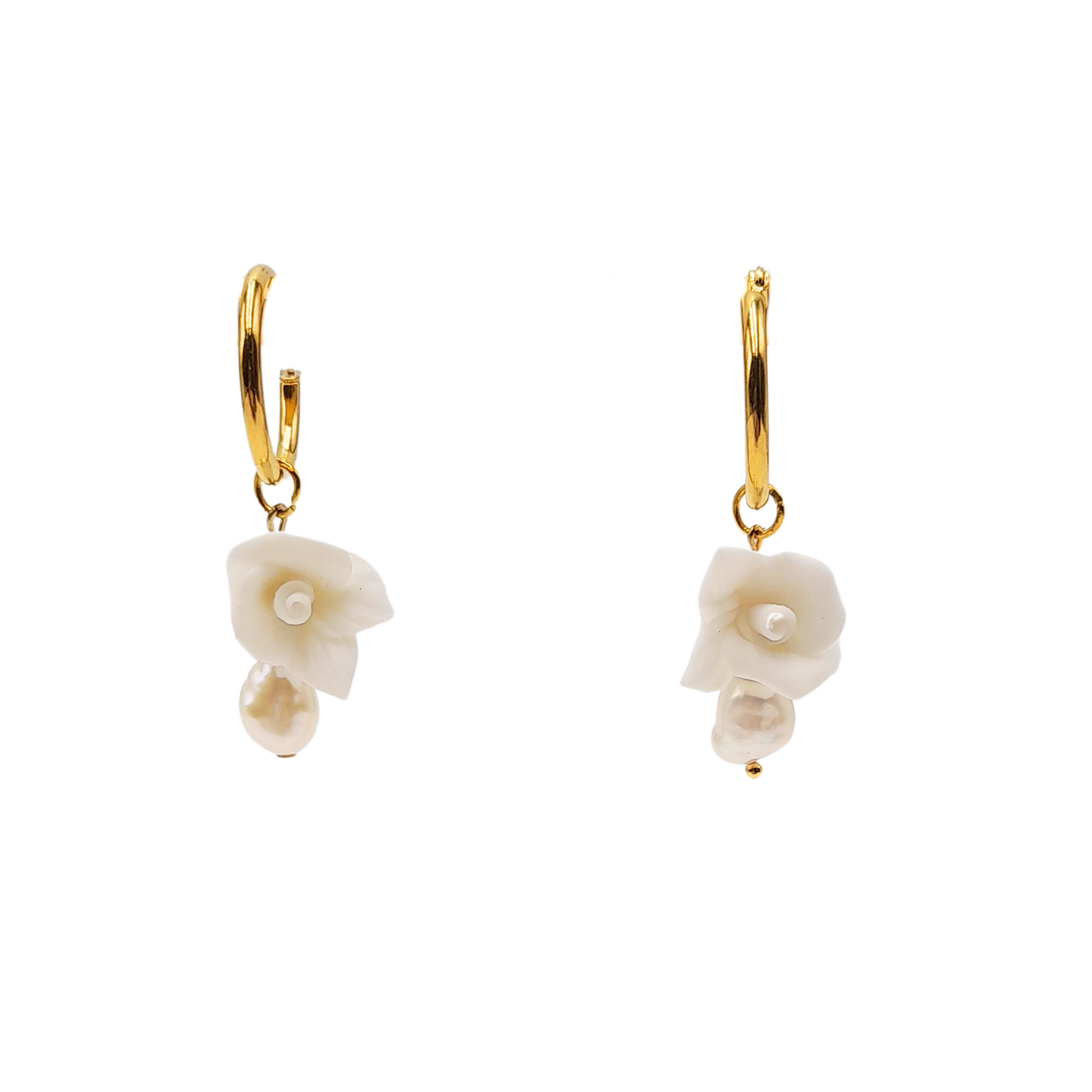 Aros dorados con flor de porcelana y perla