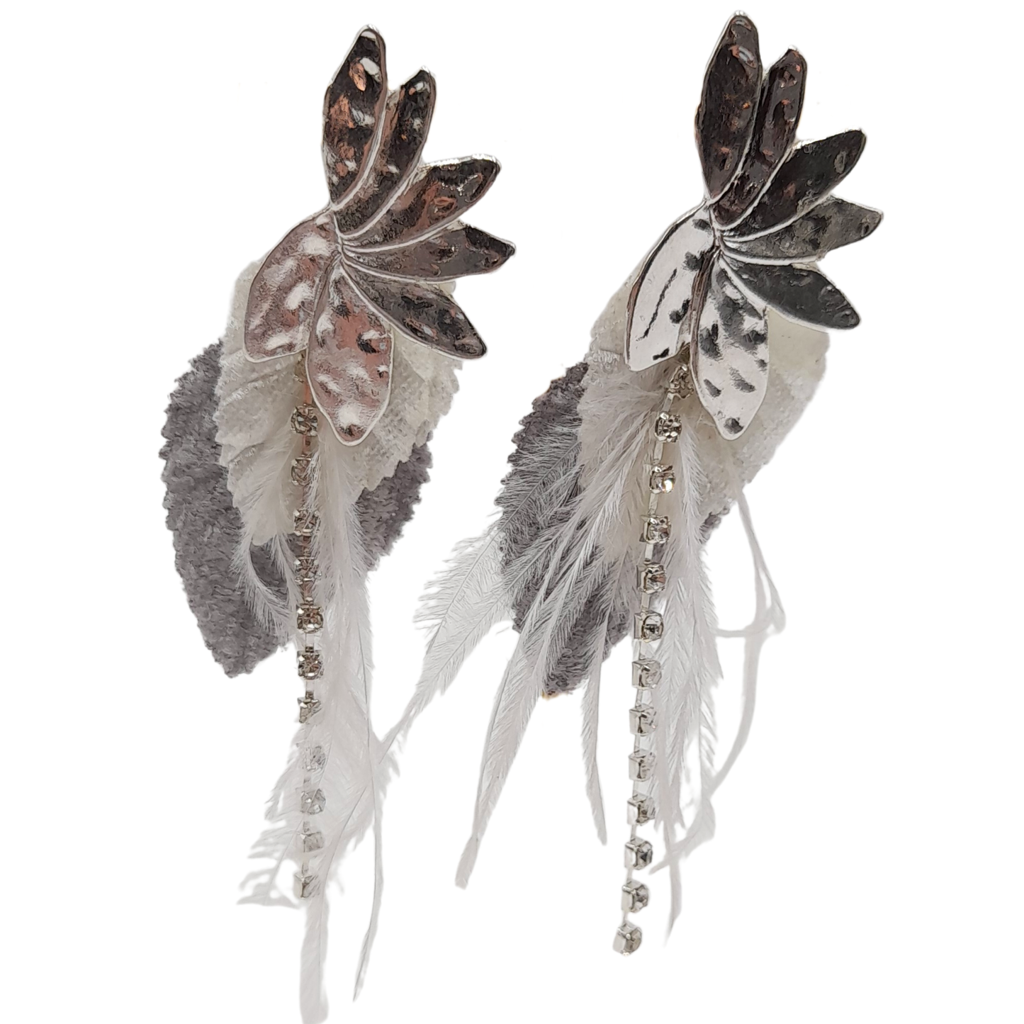 Aros con plumas y detalles metálicos plateados