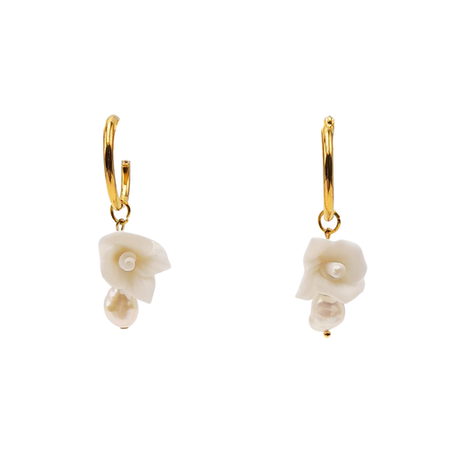 Aros dorados con flor de porcelana y perla