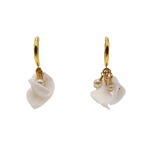 Aros dorados con flores de porcelana y perlas