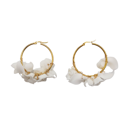 Aros dorados con flores de porcelana y perlas