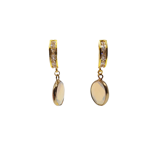 Aros dorados con cristales y piedra oval