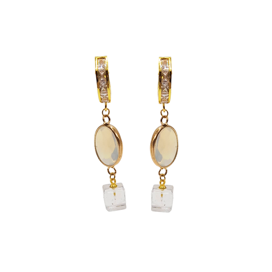 Aros con cristales, piedra y cubo transparente