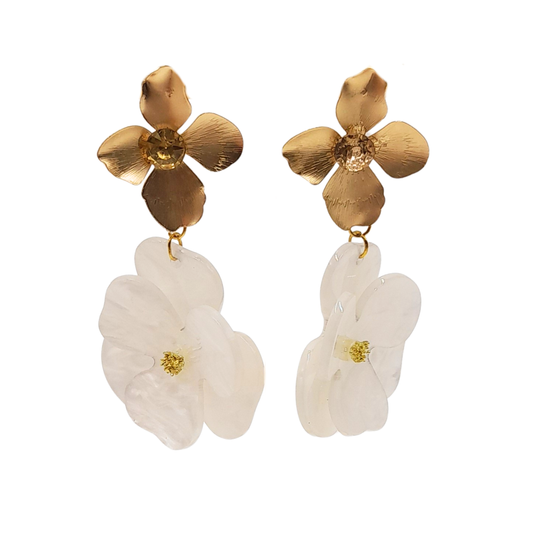 Aros flor dorada con colgante de flor blanca