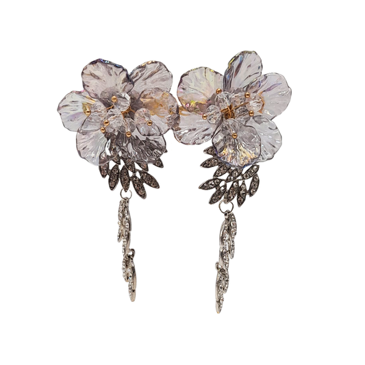 Aros florales plateados con brillos colgantes