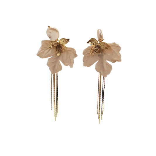 Aros con flor dorada y cadenas finas